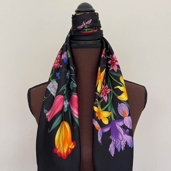 New Gucci Scarf Floral 1 Print Iconic Multicolor Black Silk Wrap - Picture 13 of 13